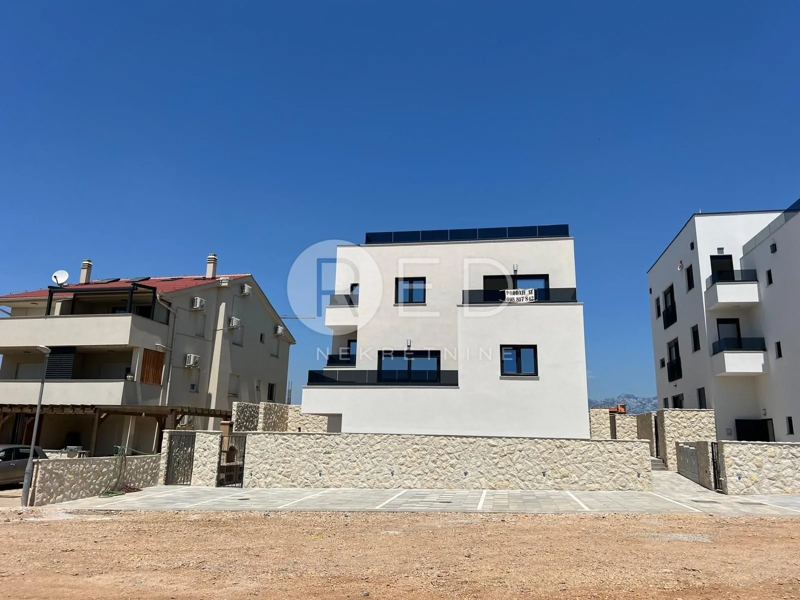 LUKSUZAN STAN S PROSTRANOM KROVNOM TERASOM 300 M OD MORA, POVLJANA, PAG - cover