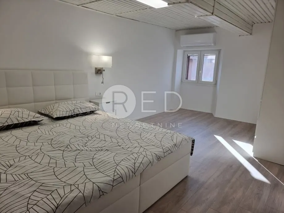 BUJE - RENOVIRAN STAN U JEZGRI GRADA - cover