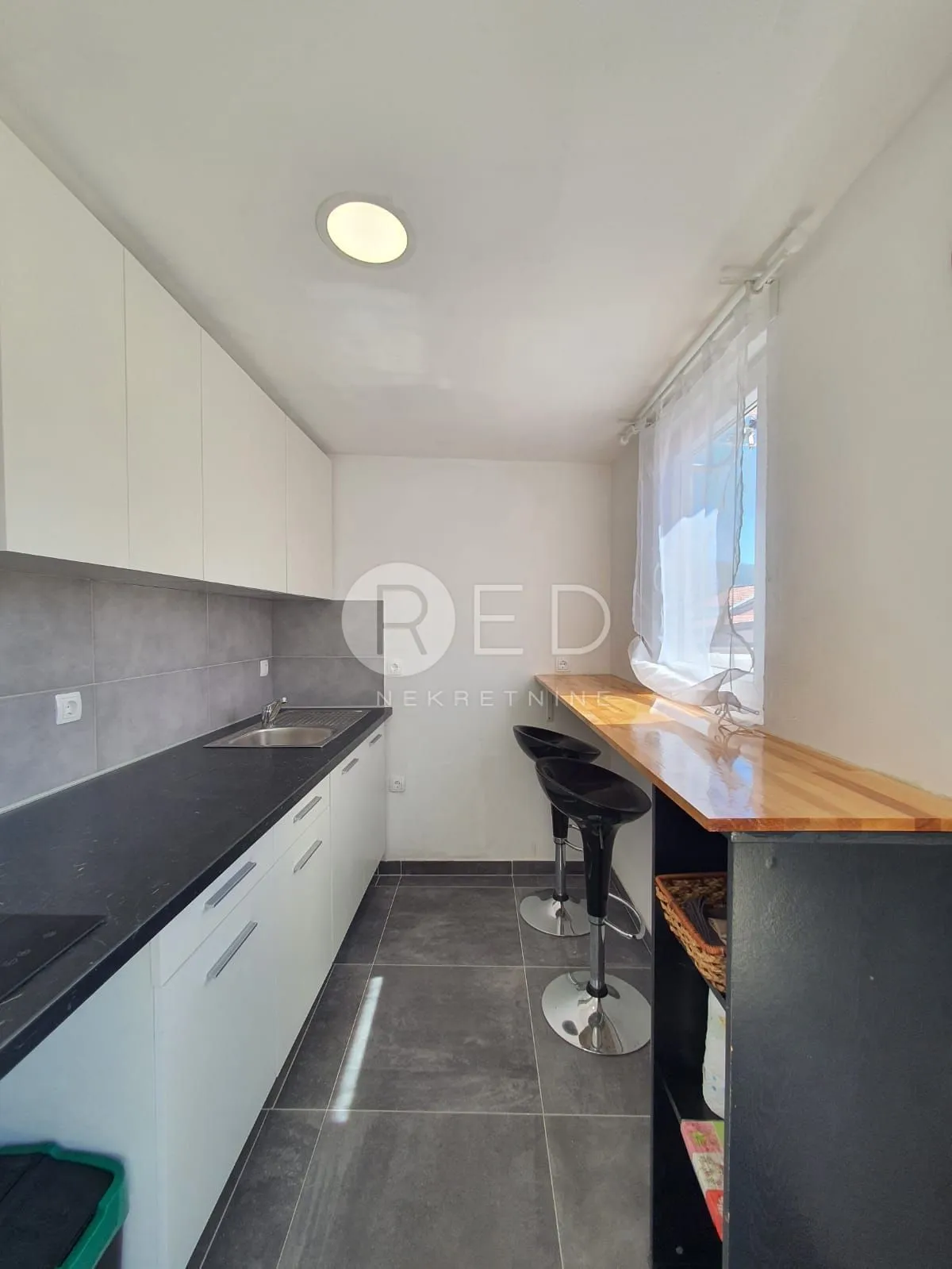 VINJERAC KUĆA S APARTMANIMA-BLIZINA MORA - cover