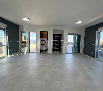 PRIVALAKA PENTHOUSE 2.KAT USELJIVO - cover