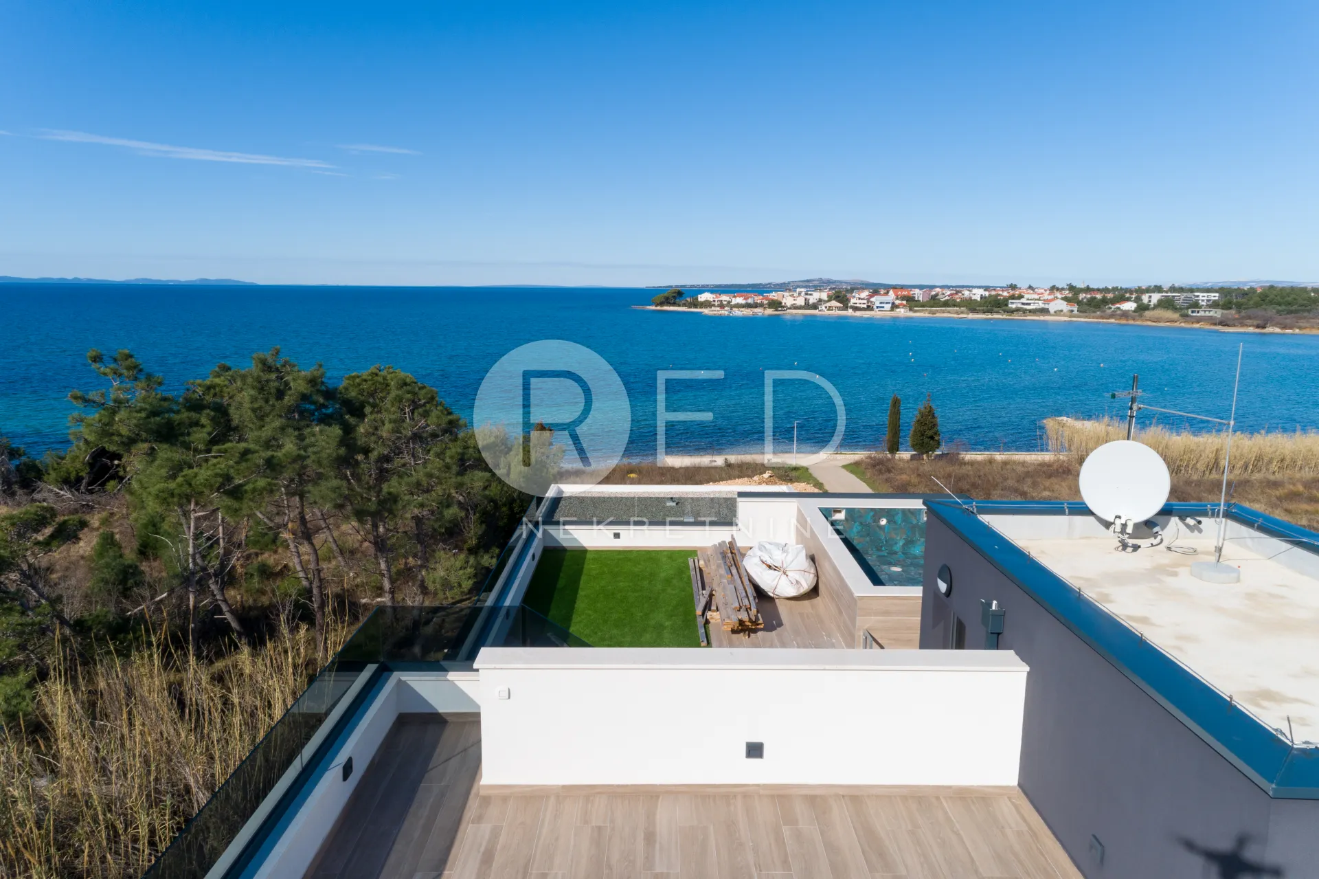 PENTHOUSE S KROVNOM TERASOM I BAZENOM 50M OD MORA! - cover