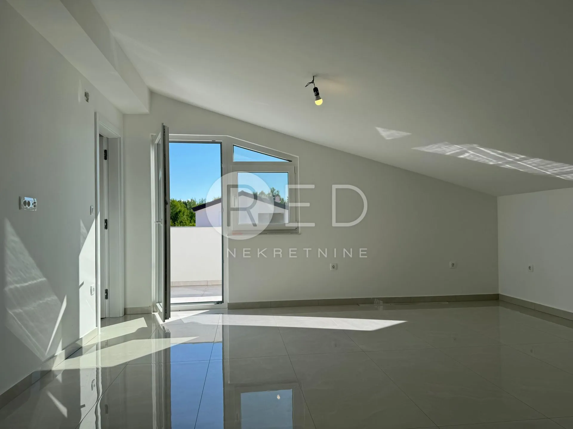 STAN S POGLEDOM NA MORE U NOVOGRADNJI - VIR, ZADARSKA - cover