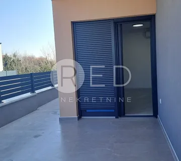 PRIVALAKA PENTHOUSE 2.KAT USELJIVO ODMAH - cover