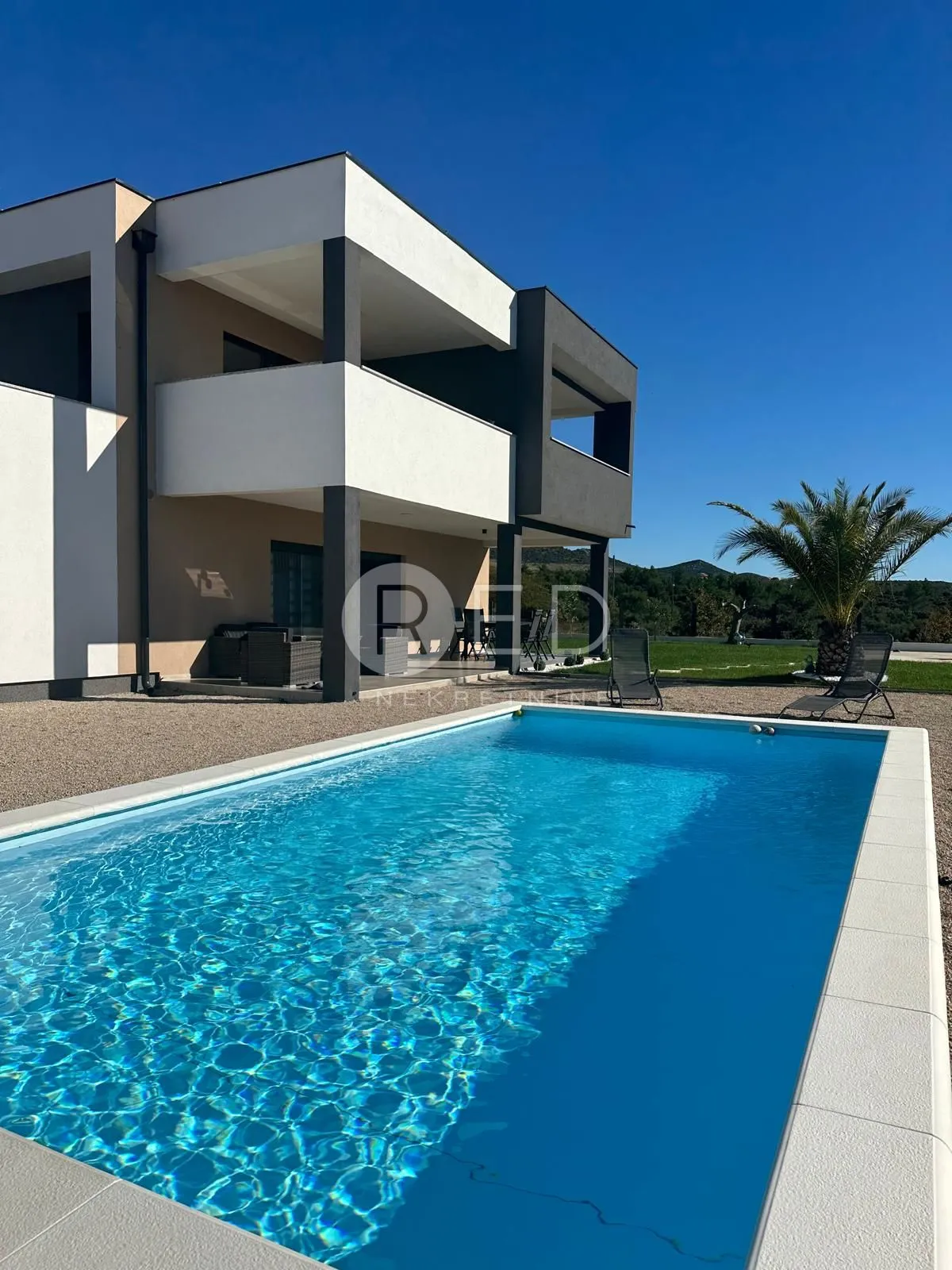 KUĆA S BAZENOM I TRI STAMBENE JEDINICE - NOVOGRADNJA U KAKMI, BIOGRAD N/M - cover