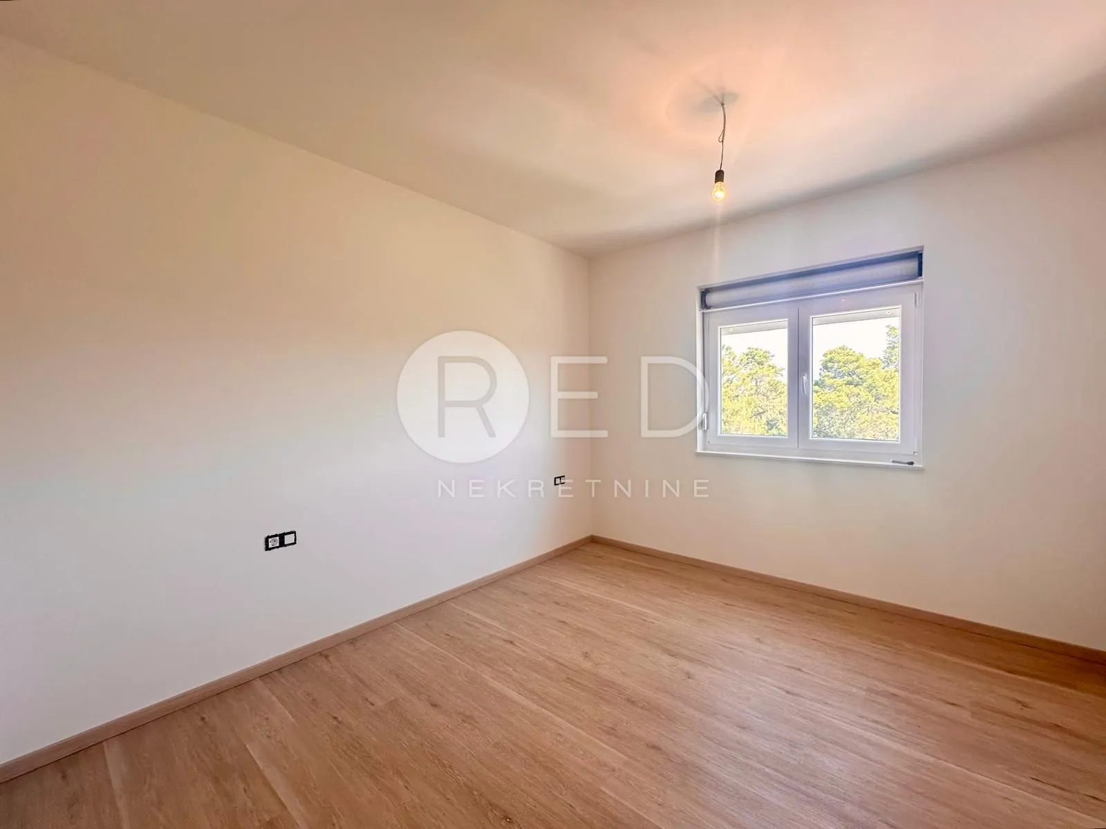 MODERAN DVOSOBNI STAN U NOVOGRADNJI, OTOK VIR  - cover