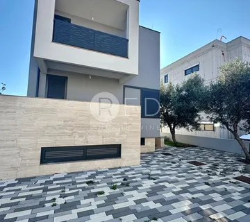 EKSKLUZIVNA VILA NA ODLIČNOJ LOKACIJI, 80 M OD MORA - SUKOŠAN - cover