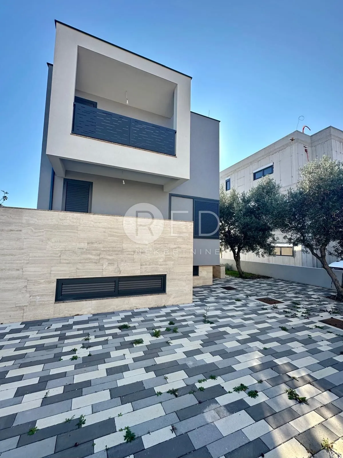 EKSKLUZIVNA VILA NA ODLIČNOJ LOKACIJI, 80 M OD MORA - SUKOŠAN - cover