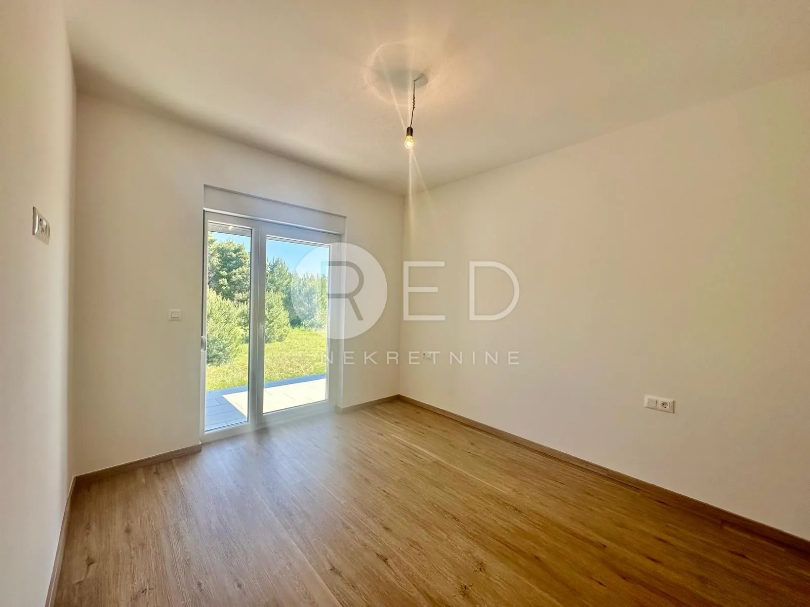 MODERAN STAN U NOVOGRADNJI NA OTOKU VIRU  - cover