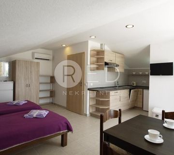 1.RED DO MORA STARIGRAD PAKLENICA KUĆA S 9 APARTMANA - cover