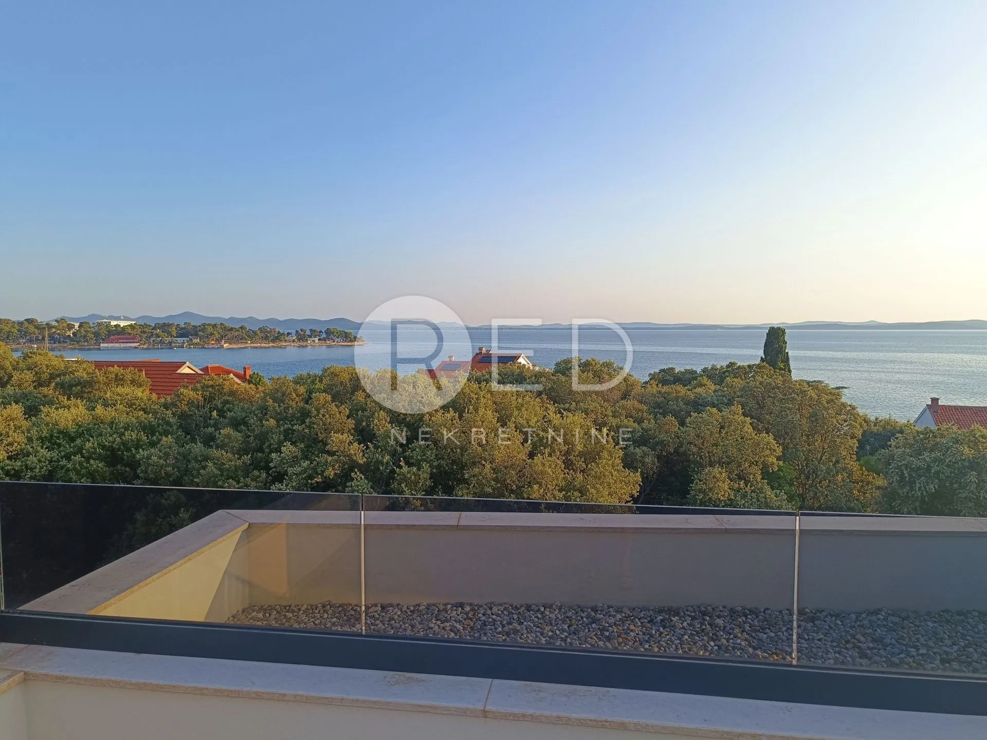 PENTHOUSE S ODLIČNIM POGLEDOM NA MORE - cover