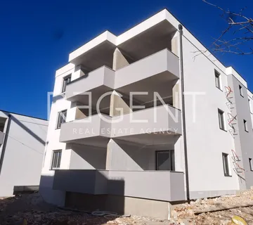 Novi Vinodolski - Moderan trosoban stan na mirnoj lokaciji 67 m2