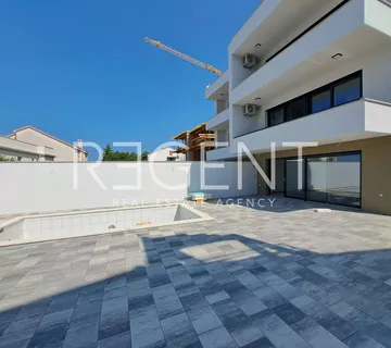 Crikvenica, Dramalj - Moderan četverosoban stan s bazenom, novogradnja - cover