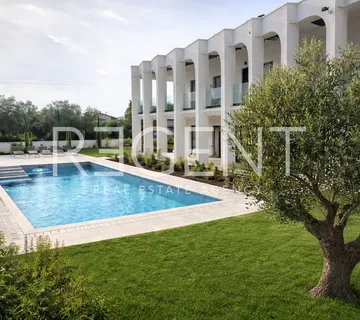 Vila 335 m², Umag — bazen 10×5, pogled more, namještena
