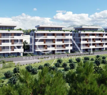 Split, Pazdigrad – Trosoban stan u nadgrađu s terasom i đardinjerom
