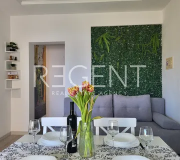 Dugi Rat - Apartmanska kuća s 4 stambene jedinice - cover