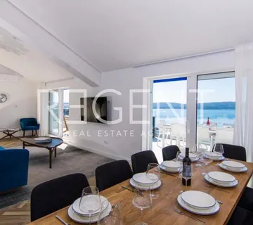 Trogir - Moderan, peterosobni penthouse s terasom i pogledom na more 185 m2