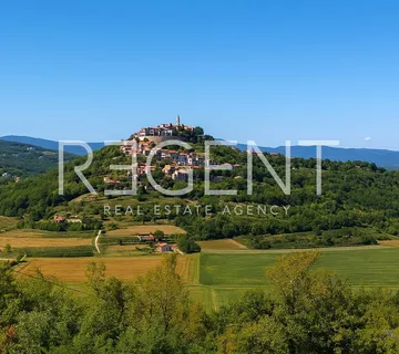 Istra, Motovun - tradicionalna istarska kuća s pogledom na Motovun - Sveti Bartol, Motovun
