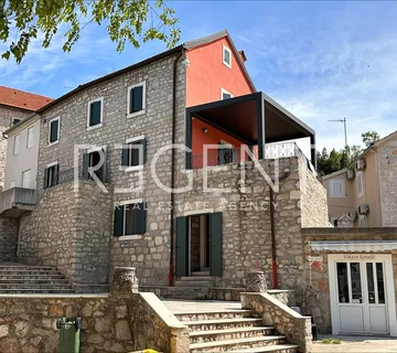 Otok Zlarin, Zlarin - Autohtona kamena vila s pogledom na more - cover