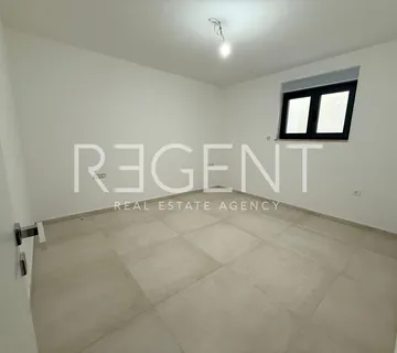 Rogoznica – Trosoban stan s terasom i pogledom na more