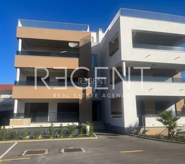 Zadar, Sukošan - Luksuzan četverosoban stan s bazenom 160 m2 novogradnja