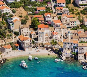 Vis, Komiža - Kamena kuća na samoj plaži