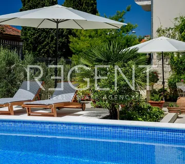 Split, Bačvice - Dvoetažni stan 170 m², 3 sobe, bazen, 2 parkinga
