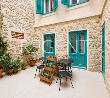 Šibenik, centar – potpuno uređena kuća s 4 apartmana - cover