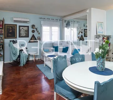 Split, Bačvice - Trosoban stan sa loggiom