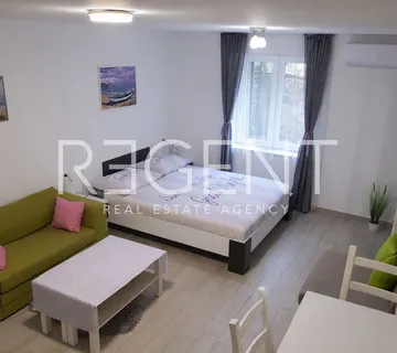 Split, Bol - Stan s dvije apartmanske jedinice i dvorištem