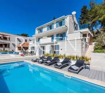 Milna, Brač – Luksuzna vila prvi red do mora s bazenom