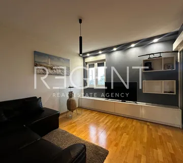 Split, Žnjan - Dvosoban stan 76 m2, prvi red do mora
