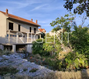 Brač, Gornji Humac - Samostojeća kuća sa dvije etaže - Gornji Humac, Pučišća