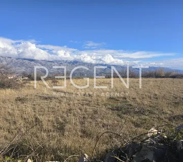 Ražanac-Građevinsko zemljište u mirnom okruženju