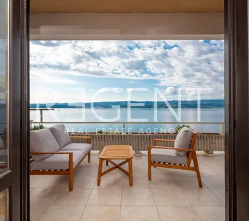 Omiš, Stanići – vila prvi red uz more s velikim potencijalom - cover