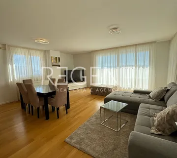 Split, Žnjan - Trosobni penthouse s terasom i pogledom na more 102 m2 dugoročni najam