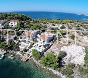 Lastovo - Građevinsko zemljište prvi red uz more