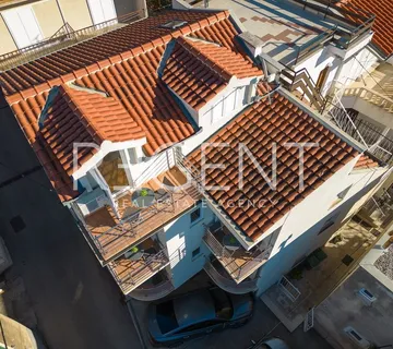 Makarska, Centar - Apartmanska kuća u blizini centra bruto površine 186 m2