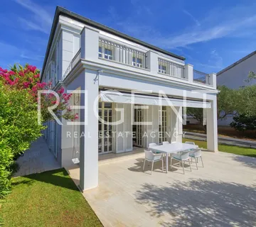 Zadar - Luksuzna vila prvi red uz more 210 m2 - cover