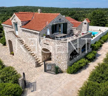 Zadar, Premuda- Kamena kuća s bazenom - cover