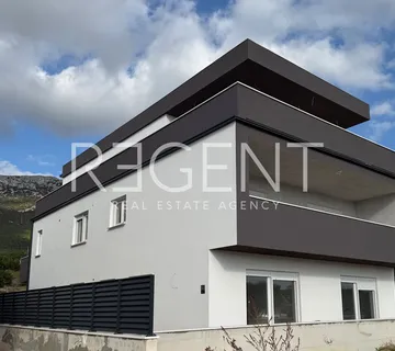 Kaštel Sućurac - Trosoban stan u prizemlju s pripadajućim vrtom
