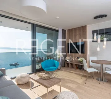 Omiš, Brzet - Dvosoban apartman s bazenom uz more 76m2