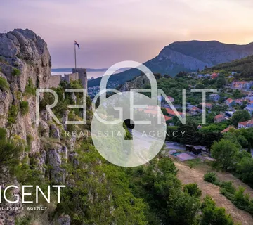 Split, Klis - Građevinsko zemljište sa projektom vile