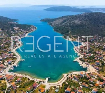 Trogir, Vinišće - Poljoprivredno zemljište prvi red uz more 4245 m2 - Vinišće, Marina