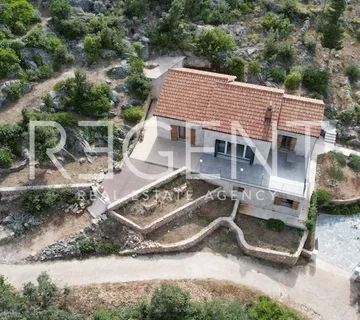 Hvar, Vrbanj – Prostrana kamena kuća s apartmanom