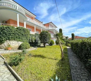 Crikvenica - mediteranska vila s vrtom i gostinjskom kućom - cover