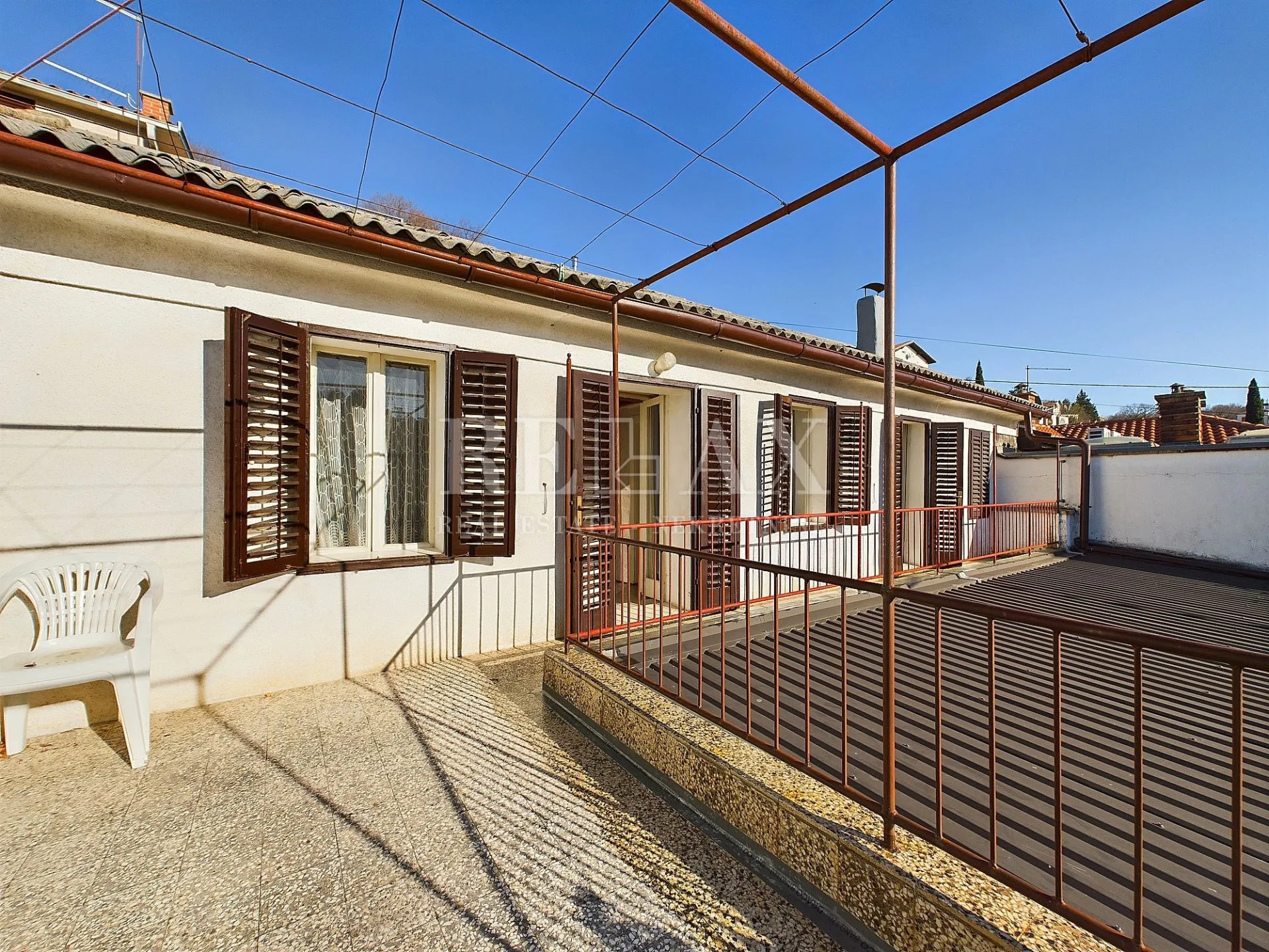 Novi Vinodolski - kamena kuća na dobroj lokaciji - cover