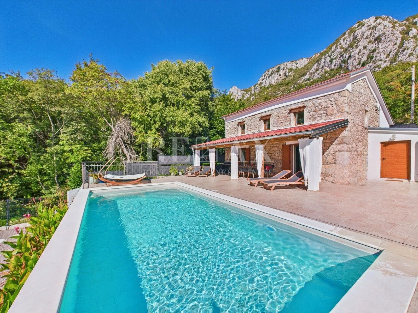 Bribir -  kamena vila s grijanim bazenom - cover