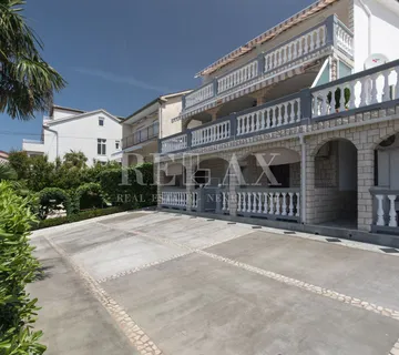 Crikvenica - kuća sa 6 stanova, bazen - cover