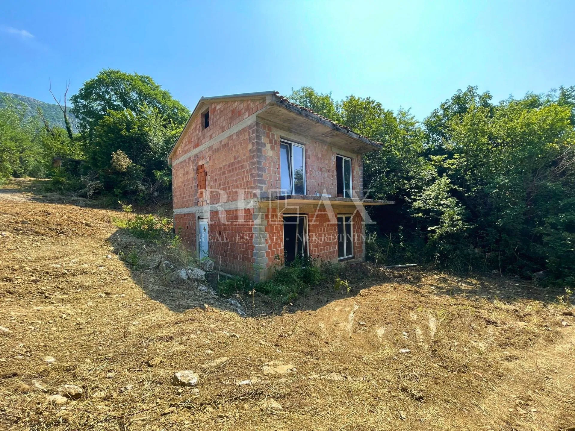 Bribir - započeta gradnja s okućnicom - cover