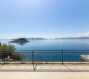 Senj, Sveti Juraj - kuća sa tri etaže u prvom redu do mora - cover